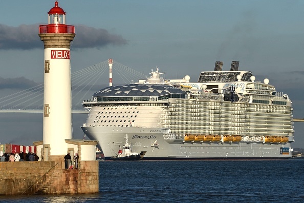 Le navire de croisière "Wonder of the seas" quitte le chantier naval "Chantiers de l'Atlantique" à Saint-Nazaire, le 5 novembre 2021, en direction du port de Marseille. (Photo : SEBASTIEN SALOM-GOMIS/AFP via Getty Images)