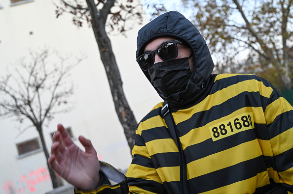 Un membre des "Dalton", les rappeurs lyonnais connus pour narguer les autorités.  (PHILIPPE DESMAZES/AFP via Getty Images)