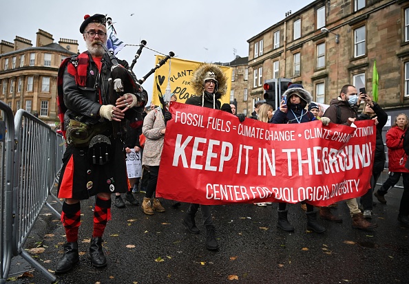 Un joueur de cornemuse alors que les gens participent à un rassemblement lors d'une journée mondiale d'action sur le changement climatique à Glasgow le 6 novembre 2021, lors de la COP26. Photo de Ben STANSALL / AFP via Getty Images.
