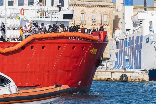 Des migrants secourus en mer Méditerranée arrivent pour débarquer du navire Sea-Eye 4 le 7 novembre 2021 dans le port de Trapani, en Sicile. (Photo : GIOVANNI ISOLINO/AFP via Getty Images)