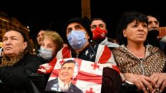 Géorgie : des dizaines de milliers de manifestants pour le meneur de l’opposition Mikheïl Saakachvili, hospitalisé en prison