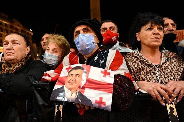 Des dizaines de milliers de personnes ont manifesté lundi en Géorgie en faveur de l'ex-président et meneur de l'opposition Mikheïl Saakachvili, emprisonné et en grève de la faim, peu après l'annonce de son hospitalisation.
(Photo by VANO SHLAMOV/AFP via Getty Images)