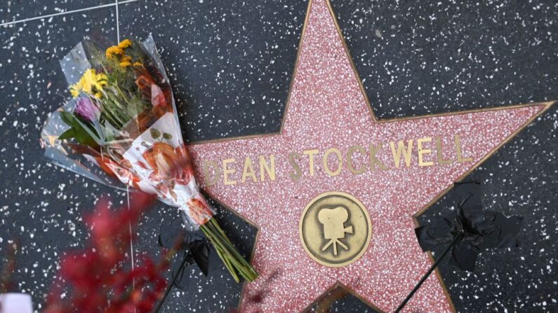 Des fleurs ont été déposées sur l'étoile du Hollywood Walk of Fame de l'acteur Dean Stockwell le 9 novembre 2021 à Hollywood, en Californie. - L'acteur de "Quantum Leap" Dean Stockwell, qui a été un habitué du cinéma et de la télévision pendant huit décennies, est décédé à Hollywood, a annoncé son publiciste le 9 novembre 2021. Il avait 85 ans. (Crédit photo ROBYN BECK/AFP via Getty Images)