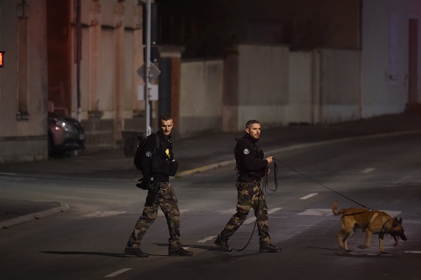 Des gendarmes à Sable-sur-Sarthe, en Mayenne, en opération dans le cadre de la disparition inexpliquée d'une jeune fille qui a été retrouvée en vie. (Photo : JEAN-FRANCOIS MONIER/AFP via Getty Images)