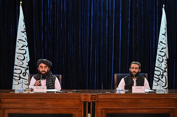 -Le porte-parole des services de renseignement Khalil Hamraz et le porte-parole des talibans Zabihullah Mujahid lors d'une conférence de presse, à Kaboul, le 10 novembre 2021. (Photo d'Hector RETAMAL / AFP via Getty Images.)