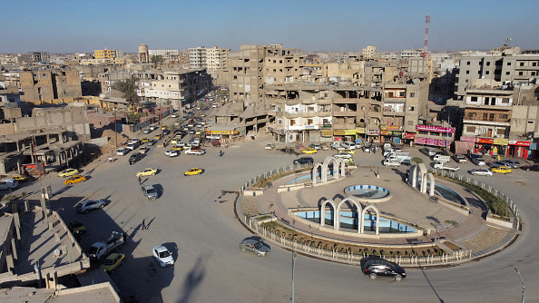 Le rond-point de Naim (Paradis) dans la ville de Raqa, dans le nord de la Syrie, qui était autrefois utilisé pour des exécutions et des décapitations par des djihadistes. Photo par DELIL SOULEIMAN / AFP via Getty Images.