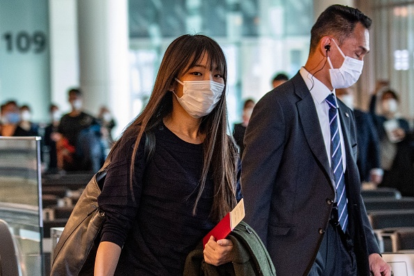 -L'ancienne princesse japonaise Mako Komuro, se rend à la porte d'embarquement de son vol pour New York avec son mari Kei Komuro à l'aéroport international Haneda de Tokyo le 14 novembre 2021. Photo de Philip FONG / AFP via Getty Images.