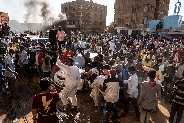 -Au Soudan, trois semaines après le coup d'État mené par Abdel Fattah al-Burhan, des organisations de la société civile ont appelé à la désobéissance civile et à la grève générale. Photo de Stringer/Getty Images.