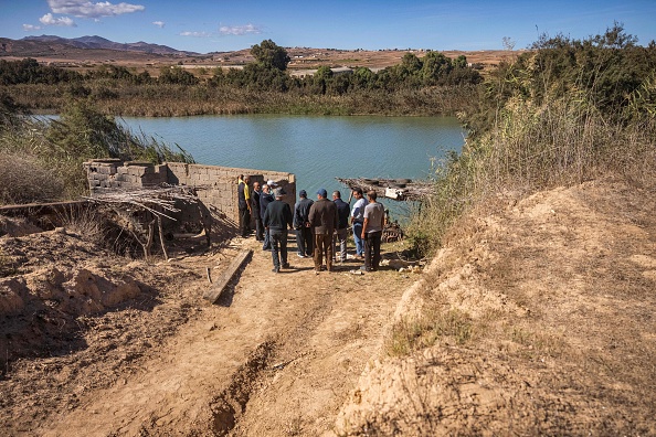 Les agriculteurs se rassemblent au bord de la rivière Moulouya près de la ville de Saïdia, dans le nord-est du Maroc, le 2 novembre 2021. Photo FADEL SENNA/AFP via Getty Images.