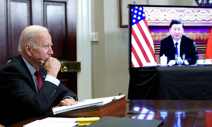 Le président américain Joe Biden rencontre le dirigeant chinois Xi Jinping lors d'un sommet en visioconférence depuis la salle Roosevelt de la Maison-Blanche à Washington, le 15 novembre 2021. (Mandel Ngan/AFP via Getty Images)