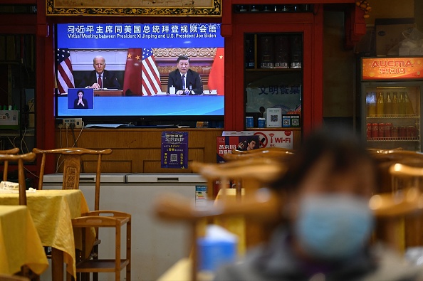 Un écran de télévision montre un programme d'information sur une rencontre virtuelle entre le président chinois Xi Jinping et le président américain Joe Biden dans un restaurant à Pékin le 16 novembre 2021. Photo de Jade GAO / AFP via Getty Images.