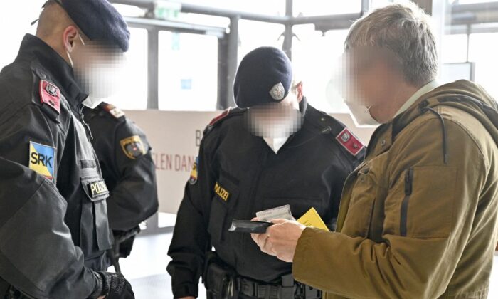 Des policiers autrichiens vérifient l'identité et le certificat de vaccination lors d'un contrôle à Voesendorf, dans le district de Moedling, en Autriche, le 16 novembre 2021. (Hans Punz/APA/AFP via Getty Images)
