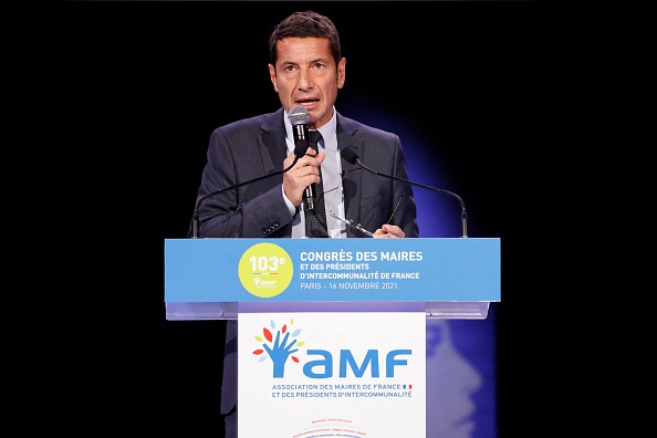 Le maire (LR) de Cannes David Lisnard prononce un discours lors du 103e Congrès des maires de France et des présidents d'intercommunalité à Paris, le 16 novembre 2021. (Photo :  LUDOVIC MARIN/AFP via Getty Images)