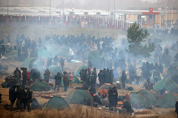 Des migrants visant à passer en Pologne sont vus dans un camp près du poste frontière de Bruzgi-Kuznica, à la frontière biélorusse-polonaise, le 17 novembre 2021. (Photo : LEONID SHCHEGLOV/BELTA/AFP via Getty Images)