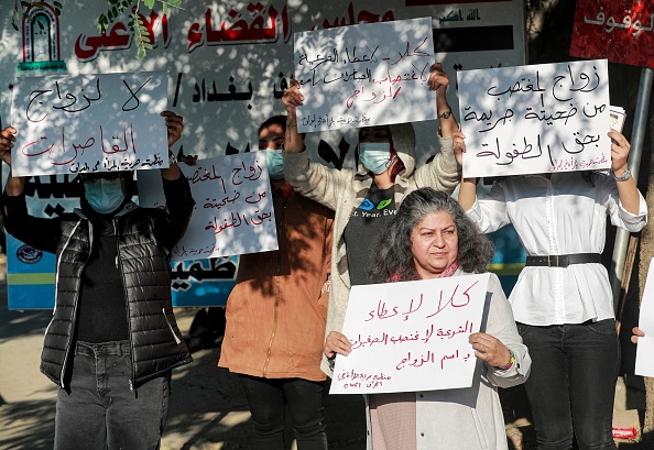 -Des femmes manifestent près du tribunal à Bagdad, la capitale irakienne, le 21 novembre 2021, pour protester contre la légalisation d'un contrat de mariage pour une fillette de 12 ans. Photo par AHMAD AL-RUBAYE/AFP via Getty Images.