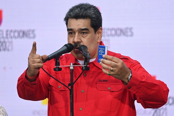 -Le président vénézuélien Nicolas Maduro, conférence de presse dans un bureau de vote, à Caracas, le 21 novembre 2021. Photo de Yuri CORTEZ / AFP via Getty Images.