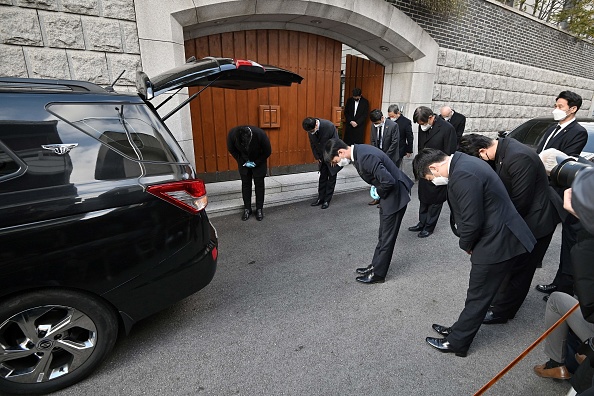-Des responsables et des proches rendent un hommage silencieux à l'ancien dictateur sud-coréen Chun Doo- Hwan, son corps est transporté de sa maison vers un hôpital de Séoul le 23 novembre 2021. Photo de Jung Yeon-je / AFP via Getty Images.