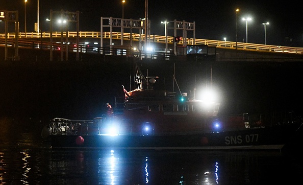 - Un bateau de la Société nationale de sauvetage en mer (SNSM) transporte des corps de 27 migrants arrive dans le port de Calais le 24 novembre 2021. Photo de FRANCOIS LO PRESTI / AFP via Getty Images.