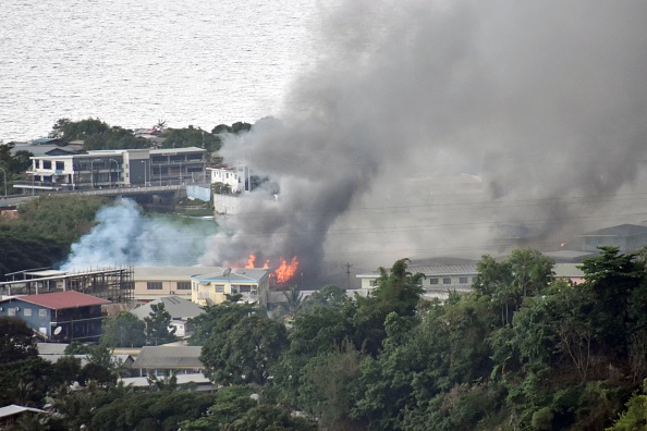 La fumée des incendies s'échappe des bâtiments de Honiara, dans les Îles Salomon, le 25 novembre 2021. Photo de Charley PIRINGI / AFP via Getty Images.