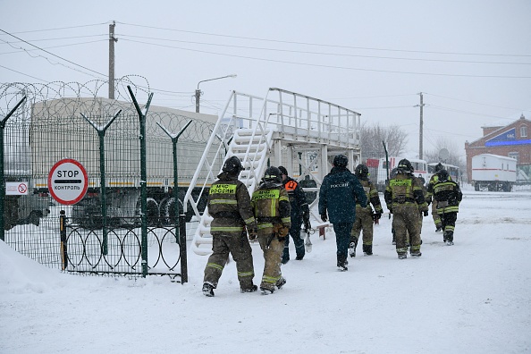 Des enquêteurs et des sauveteurs arrivent à la mine de charbon de Listvyazhnaya dans la région de Kemerovo près de la ville de Belovo après un accident survenu le 25 novembre 2021. Photo d'Alexander PATRIN / AFP via Getty Images.