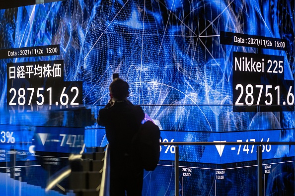 La Bourse de Tokyo le 26 novembre 2021. Photo de Philip FONG / AFP via Getty Images.