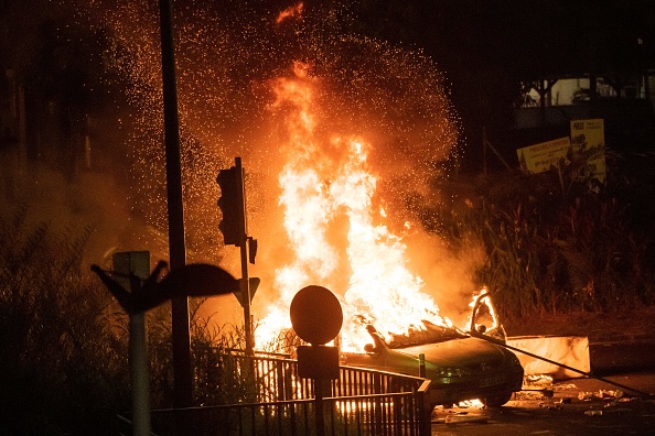 Une voiture brûle sur une barricade bloquant un pont en Martinique. (Photo : LOIC VENANCE/AFP via Getty Images)