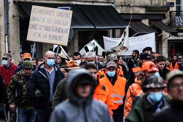 Manifestation de plusieurs centaines de chasseurs samedi 27 novembre à Bordeaux pour protester contre la proposition d'interdire la chasse le week-end et lors des vacances scolaires. (Photo THIBAUD MORITZ/AFP via Getty Images)