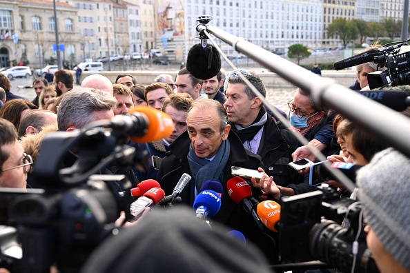 Eric Zemmour (C) parle aux journalistes lors d'une visite à Marseille, dans le sud de la France, le 27 novembre 2021. (Nicolas TUCAT / AFP) (Photo by NICOLAS TUCAT/AFP via Getty Images)