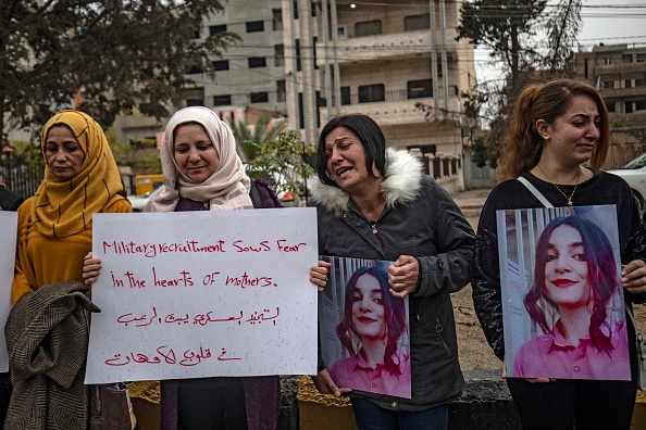 Des Kurdes syriens manifestent devant un bâtiment de l'ONU, demande d'aider à libérer les jeunes filles enlevées et recrutées dans les combats, le 28 novembre 2021. Photo par Delil souleiman / AFP via Getty Images.