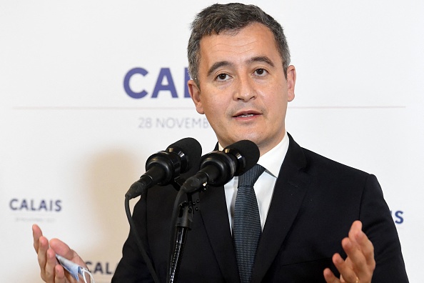 Le ministre français de l'Intérieur Gérald Darmanin s'exprime lors d'une conférence de presse à l'hôtel de ville de Calais, le 28 novembre 2021. (FRANCOIS LO PRESTI/AFP via Getty Images)