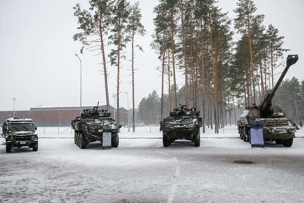 Des véhicules militaires sont stationnés sur la base militaire d'Adazi, en Lettonie, le 29 novembre 2021. Photo de Gints Ivuskans / AFP via Getty Images.