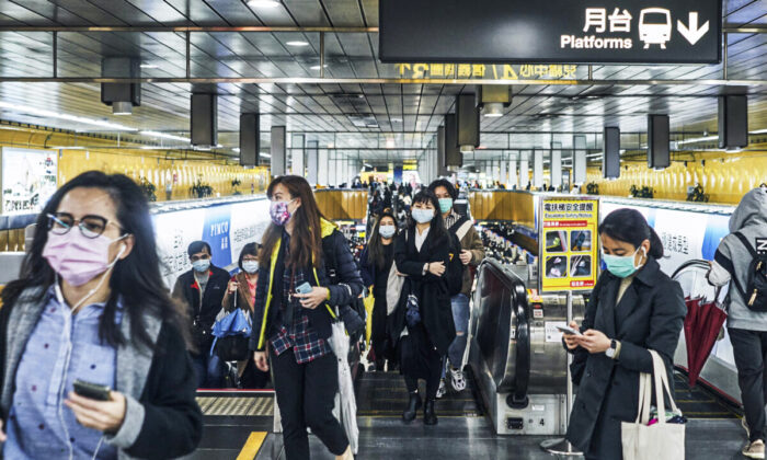 Des banlieusards portent des masques dans une gare à Taipei, Taïwan, le 2 décembre 2020. (An Rong Xu/Getty Images)