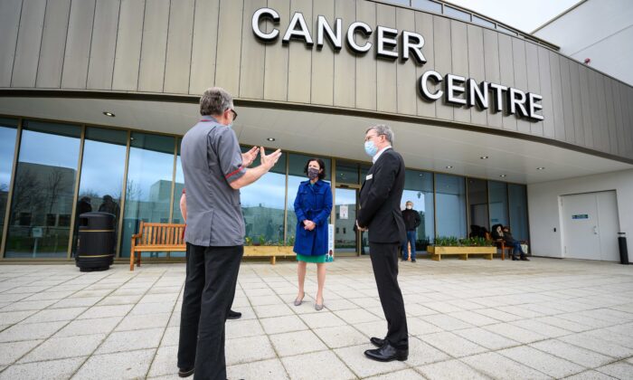 La chancelière du cabinet fantôme Anneliese Dodds (au centre) s'entretient avec le personnel médical lors d'une visite du nouveau centre de lutte contre le cancer de l'hôpital universitaire de Milton Keynes, en Angleterre, le 19 mars 2021. (Leon Neal/Getty Images)