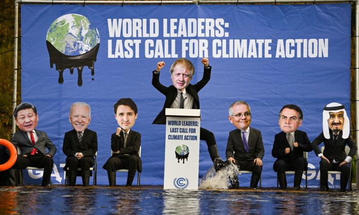 Des militants déguisés en dirigeants mondiaux sont assis sur un radeau dans le canal écossais Forth and Clyde pendant le sommet sur le climat COP26 à Glasgow, en Écosse, le 9 novembre 2021. (Jeff J Mitchell/Getty Images)