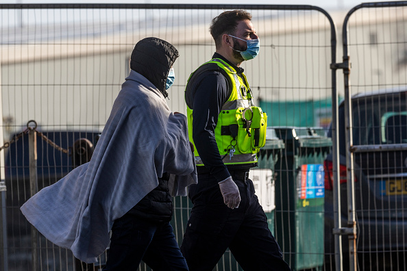 Un migrant arrive à Douvres, sur les côtes anglaises, le 18 novembre 2021, après avoir traversé la Manche. (Photo by Dan Kitwood/Getty Images)