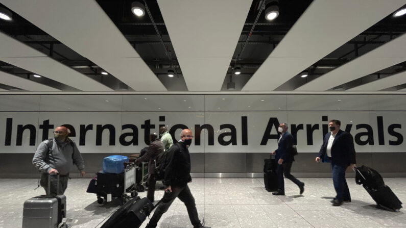 Zone des arrivées internationales du Terminal 5 de l'aéroport d'Heathrow, Royaume-Uni, le 26 novembre 2021. (Photo par Leon Neal/Getty Images)
