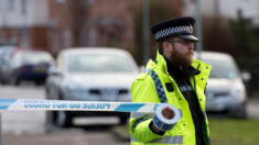 Royaume-Uni : l’antiterrorisme arrête trois hommes après une explosion mortelle d’une voiture