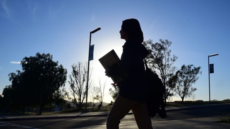 Un étudiant marche sur le campus d'une école californienne, photo d'archive, prise le 23 mars 2016. (Frederic J. Brown/AFP via Getty Images)