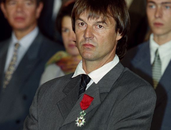 Nicolas Hulot reçoit la légion d'honneur en octobre 1997 à Paris. (Photo : PASCAL GUYOT/AFP via Getty Images)