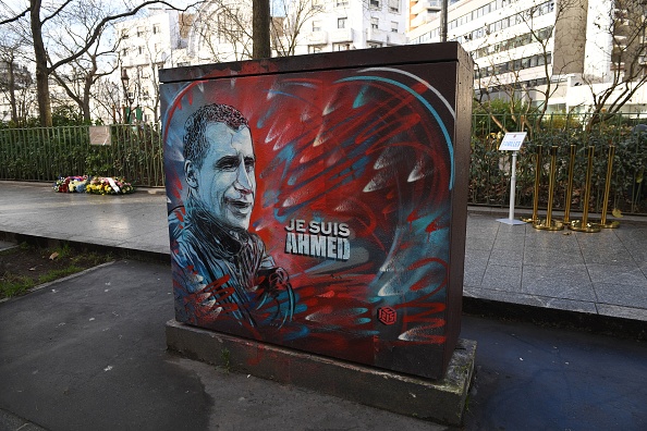 L’œuvre représentant Ahmed Merabet, réalisée par le street-artiste C215, trône sur un boîtier électrique du boulevard Richard Lenoir (9e), à l’endroit où le policier a été tué à bout portant le 7 janvier 2015, quelques minutes après l’attaque de l’hebdomadaire Charlie Hebdo. (Photo : ERIC FEFERBERG/AFP via Getty Images)