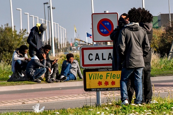 Des migrants à l'entrée de la ville de Calais, dans le nord de la France. (Photo :  PHILIPPE HUGUEN/AFP via Getty Images)