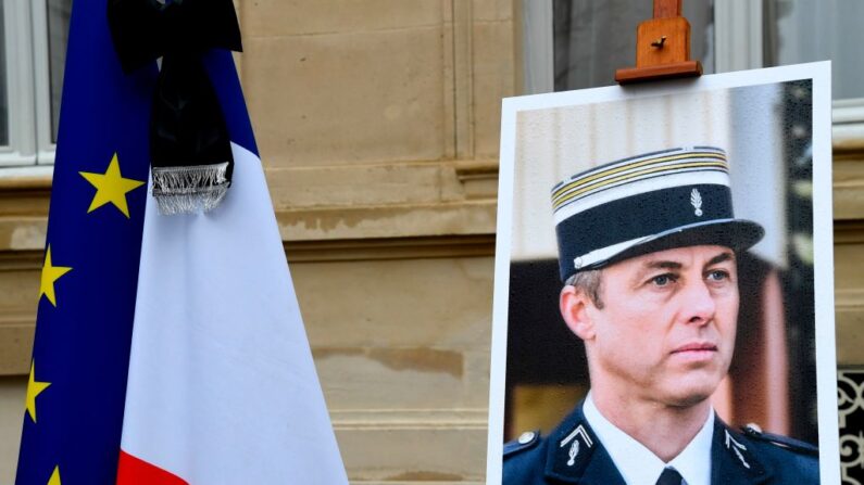 Un portrait du lieutenant-colonel français Arnaud Beltrame est présenté pendant une minute de silence, le 28 mars 2018 au ministère de l'Intérieur à Paris. (Crédit photo BERTRAND GUAY/AFP via Getty Images)