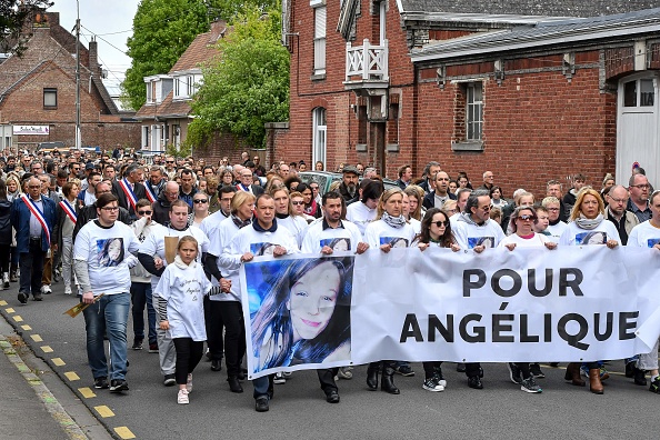 Des centaines de personnes participent à une marche blanche  à Wambrechies, dans le nord de la France, le 1er mai 2018, en hommage à Angélique, une adolescente de 13 ans qui a été violée et tuée le 25 avril 2018. (Photo : /AFP via Getty Images)