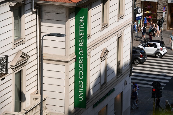 Une photo montre le logo de la marque de mode mondiale italienne "Benetton" dans le centre de Milan  (MIGUEL MEDINA/AFP via Getty Images)