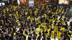 Hong Kong : un homme est condamné à 28 mois de prison pour avoir jeté une bouteille d’eau sur la police