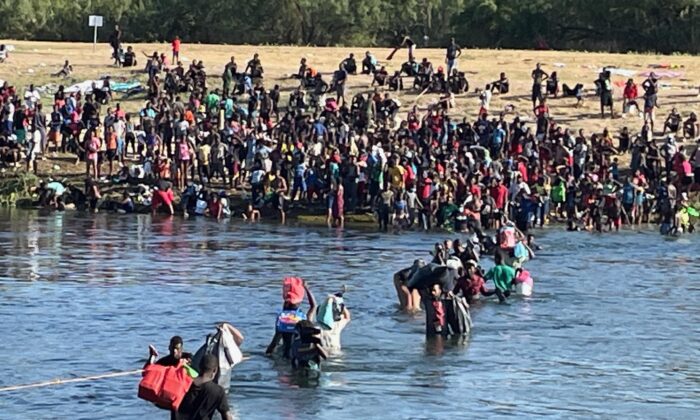 Des immigrants clandestins traversent le fleuve Rio Grande depuis Del Rio, au Texas, vers Acuña, au Mexique, vu d'Acuña, le 20 septembre 2021. (Charlotte Cuthbertson/Epoch Times)