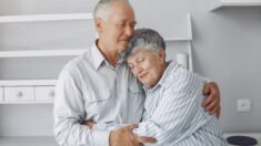 Retrouvailles émouvantes d’un couple de personnes âgées après 100 jours de séparation