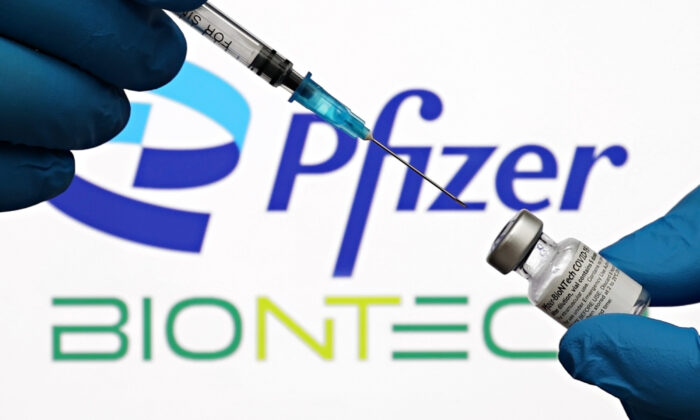 Une seringue médicale et des flacons portant les logos de la société pharmaceutique américaine Pfizer et de la société allemande de biotechnologie BioNTech à New York, le 3 octobre 2021. (Cindy Ord/Getty Images pour Pfizer/BioNTech)
