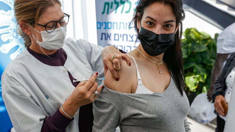 Une infirmière administre le vaccin Pfizer-BioNtech Covid-19 à une femme enceinte aux services de santé Clalit, à Tel Aviv, le 23 janvier 2021. (Jack Guez/AFP via Getty Images)