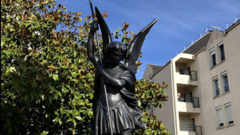 La statue de Saint-Michel est installée depuis 2018 devant l’église éponyme, aux Sables-d’Olonne. (Capture d'écran Google maps)